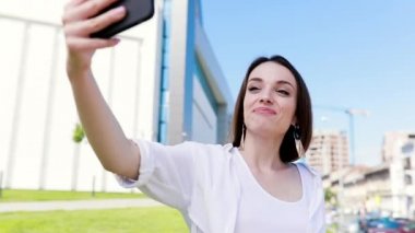 Vlog kaydederken veya sokakta görüntülü arama yaparken telefon kadınla