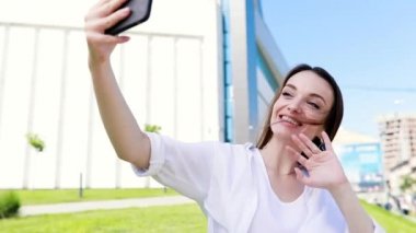 Vlog kaydederken veya sokakta görüntülü arama yaparken telefon kadınla
