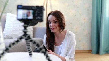 Video Blogging. Evde kamerada filme kadın Blogger
