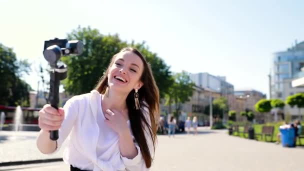 Blogging. Mujer filmando vídeo en cámara en la calle — Vídeos de Stock