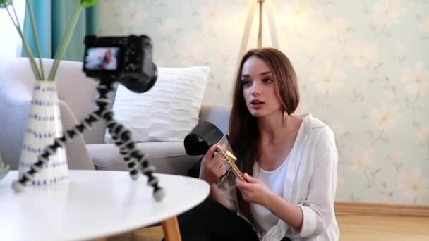 Video Blogging. Vrouw Blogger filmen op Camera thuis — Stockvideo