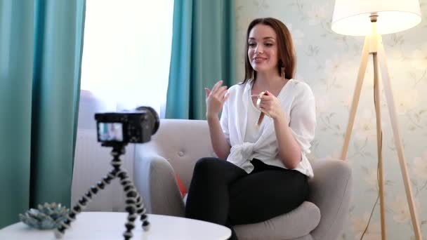 Blogging de moda. Mulher filmando vídeo sobre acessórios em casa — Vídeo de Stock
