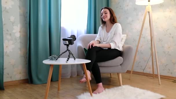 Blogging. Kvinna som filma Video med modeaccessoarer på kamera — Stockvideo