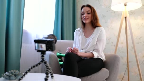 Bloggen. Frau filmt Video mit Modeaccessoires vor Kamera — Stockvideo