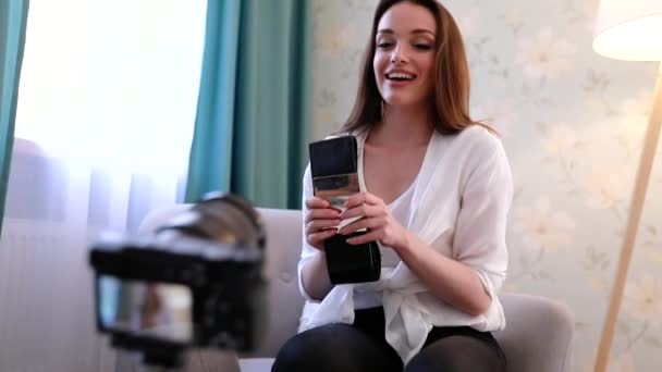 Video Blogging. Γυναίκα Blogger γυρισμάτων στην κάμερα στο σπίτι — Αρχείο Βίντεο