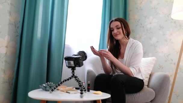 Vlogging krása. Kurz make-up blogger nahrávání na kameru — Stock video