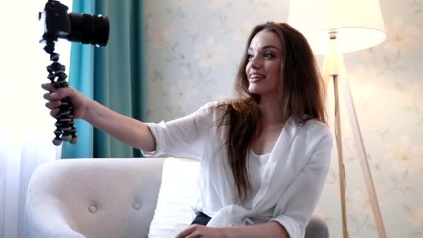 Schönheit vlogging. Frau nimmt zu Hause Video mit Kamera auf — Stockvideo
