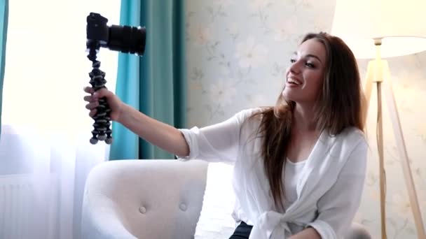 Güzellik Vlogging. Kadın evde fotoğraf makinesinde Video kayıt — Stok video