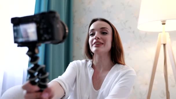 Frau filmt Videoblog zu Hause vor der Kamera — Stockvideo