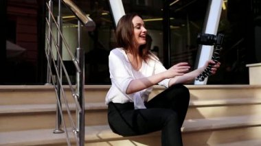 Blogging. Kadın sokakta Video kamera kayıt ile