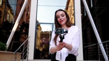 Video Blogging. Modern İşletme Binası yakınındaki kamera kadınla