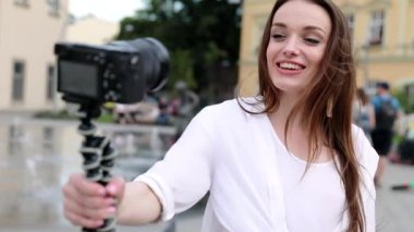Kadın kamera açık havada Vlog için Video kayıt
