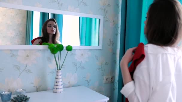 Belle femme habiller près du miroir à la maison — Video