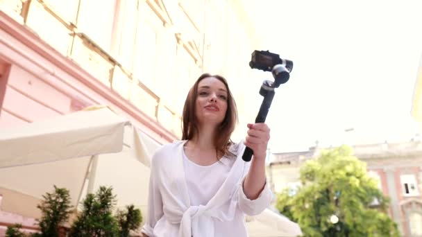 動画ブログ。女性街でカメラでビデオを撮影 — ストック動画