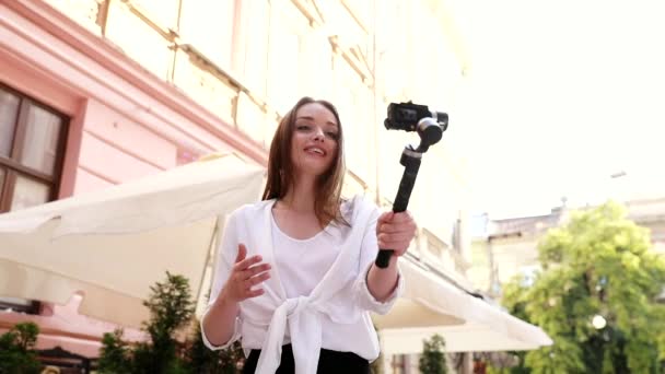 Vlogagem. Mulher filmando vídeo na câmera na rua da cidade — Vídeo de Stock