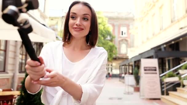 Vlogagem. Mulher filmando vídeo na câmera na rua da cidade — Vídeo de Stock