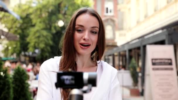 Vlogging. Mujer filmando vídeo en cámara en la calle City — Vídeos de Stock