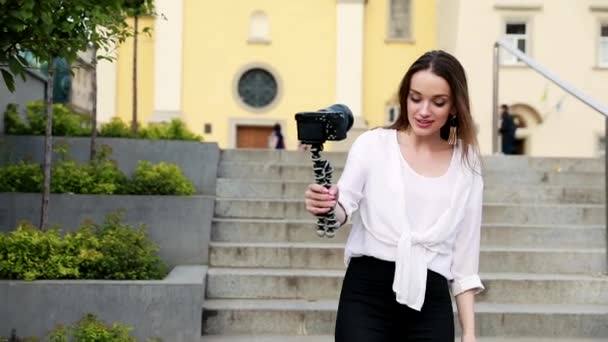 Γυναίκα καταγραφή βίντεο για Vlog για υπαίθρια φωτογραφική μηχανή — Αρχείο Βίντεο