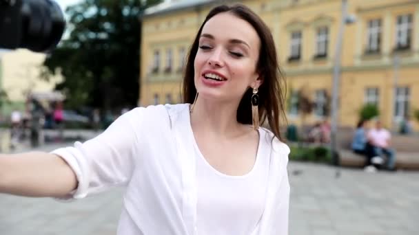 Žena nahrávání videa pro Vlog na kameru venku — Stock video