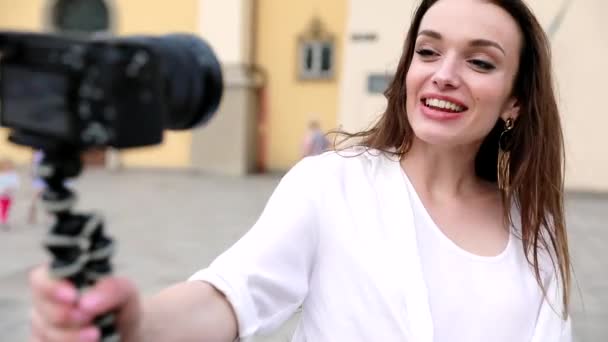 Mujer Grabación de vídeo para Vlog en la cámara al aire libre — Vídeos de Stock