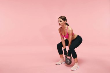 Spor eğitim. Atletik kadın Dumbbell ile ağız kavgası yapıyor