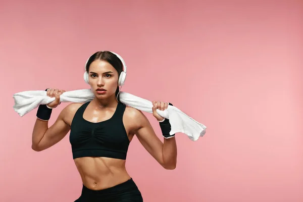 Mujer del deporte escuchando música en los auriculares en el entrenamiento — Foto de Stock