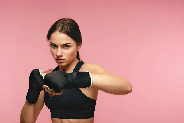 Boxeadora. Entrenamiento de deportista en vendajes de boxeo —  Fotos de Stock