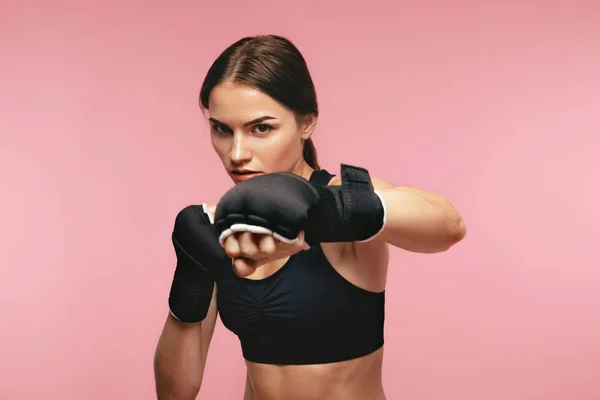 Boxerin. Sportlerin trainiert in Boxverbänden — Stockfoto