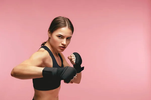 Boxer Feminino. Treinamento de esportistas em bandagens de boxe — Fotografia de Stock