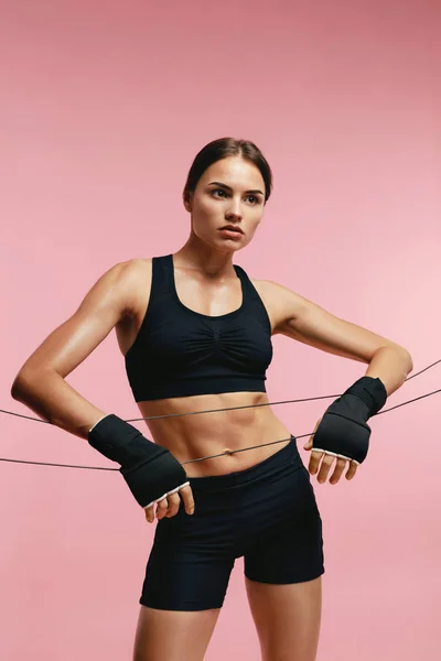 Sport. Ritratto di donna in fasciatura di boxe sul ring — Foto Stock