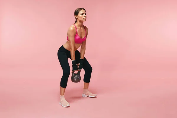 Entrenamiento deportivo. Atlética mujer haciendo sentadillas con mancuerna —  Fotos de Stock