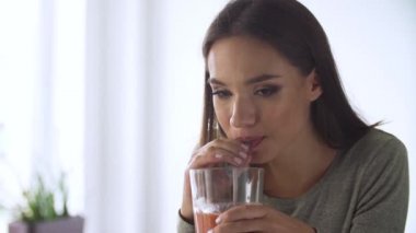 Sağlıklı beslenme. Detoks Smoothies kokteyl içme kadın