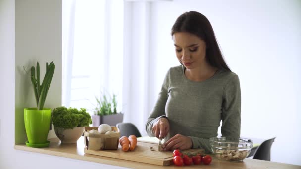 Comida saludable. Mujer cocinando ensalada de verduras frescas en la cocina — Vídeo de stock