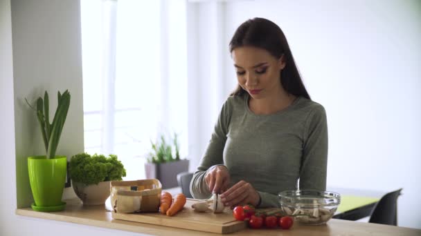 Comida saludable. Mujer cocinando ensalada de verduras frescas en la cocina — Vídeo de stock