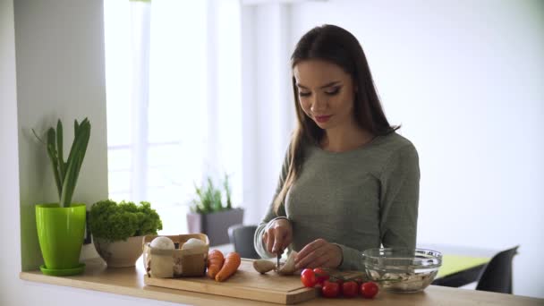 Comida saludable. Mujer cocinando ensalada de verduras frescas en la cocina — Vídeo de stock