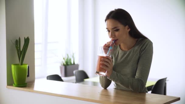 Nutrição Saudável. Mulher Bebendo Detox Smoothies Cocktail — Vídeo de Stock