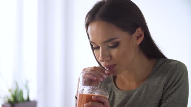 Gezonde voeding. Vrouw Detox Smoothies Cocktail drinken — Stockvideo