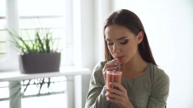 Sağlıklı beslenme. Detoks Smoothies kokteyl içme kadın