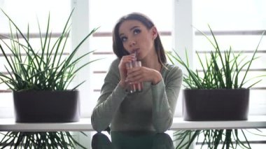 Kadın diyet detoks güler yüzlü kapalı içme