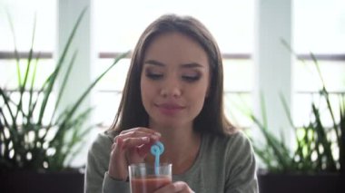 Kadın diyet detoks güler yüzlü kapalı içme