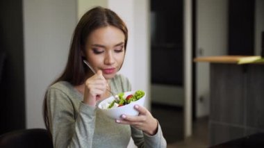 Sağlıklı beslenme. Salata diyet sebze yiyen kadın