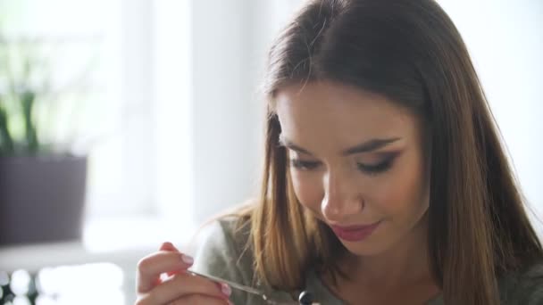 Vacker kvinna äta färska bär närbild — Stockvideo