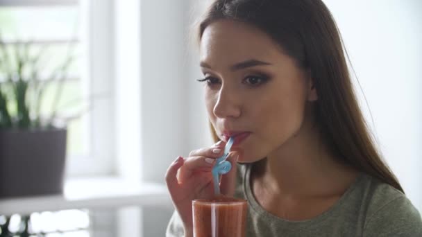 健康的营养。妇女饮用排毒果汁鸡尾酒 — 图库视频影像