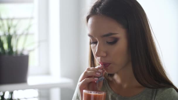Hälsosam kost. Kvinna dricka Detox Smoothies Cocktail — Stockvideo