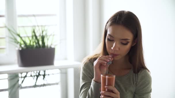 Nutrizione sana. Donna che beve Detox Smoothies Cocktail — Video Stock