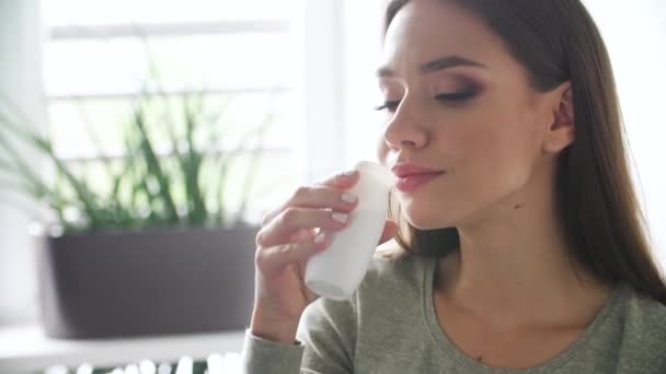 Здоровый напиток. Красивая женщина пьет натуральный йогурт — стоковое видео