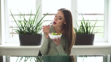 Sağlıklı beslenme. Salata diyet sebze yiyen kadın