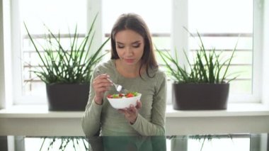 Sağlıklı beslenme. Salata diyet sebze yiyen kadın