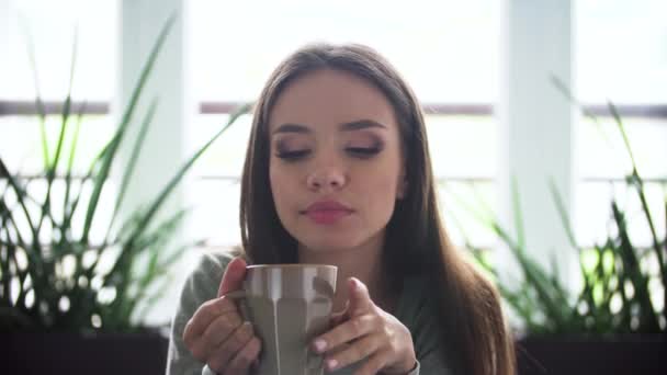 疲倦的妇女喝咖啡饮料在室内 — 图库视频影像