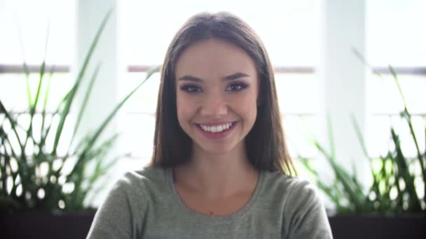 Retrato de mujer feliz con hermosa sonrisa en el interior — Vídeos de Stock